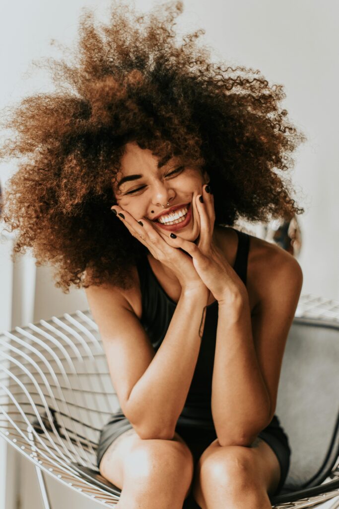 Quer manter um sorriso bonito e dentes saudáveis? Não se preocupe, os cuidados com a saúde bucal é mais fácil do que imaginamos e não exige muito tempo! Confira estas 7 dicas práticas para incluir na sua rotina e de toda sua família